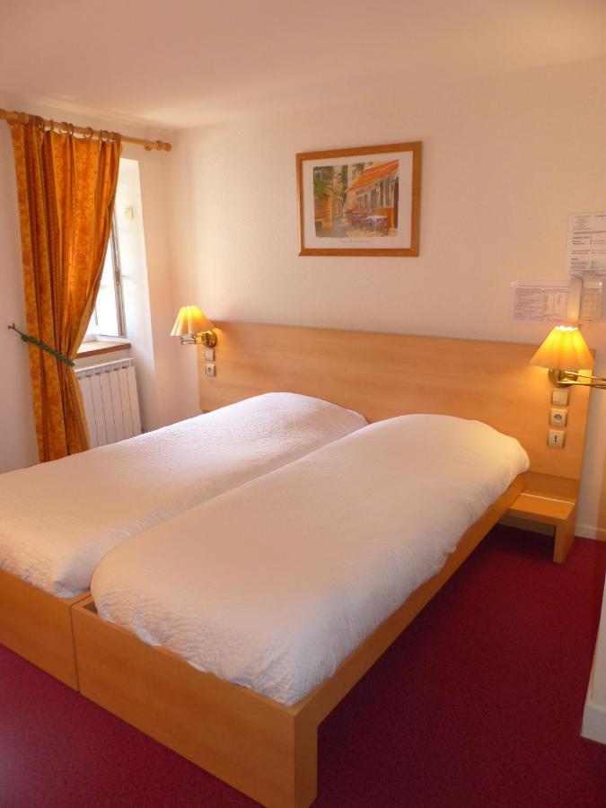Hotel Logis Auberge De L'Isard Сен-Лари Екстериор снимка