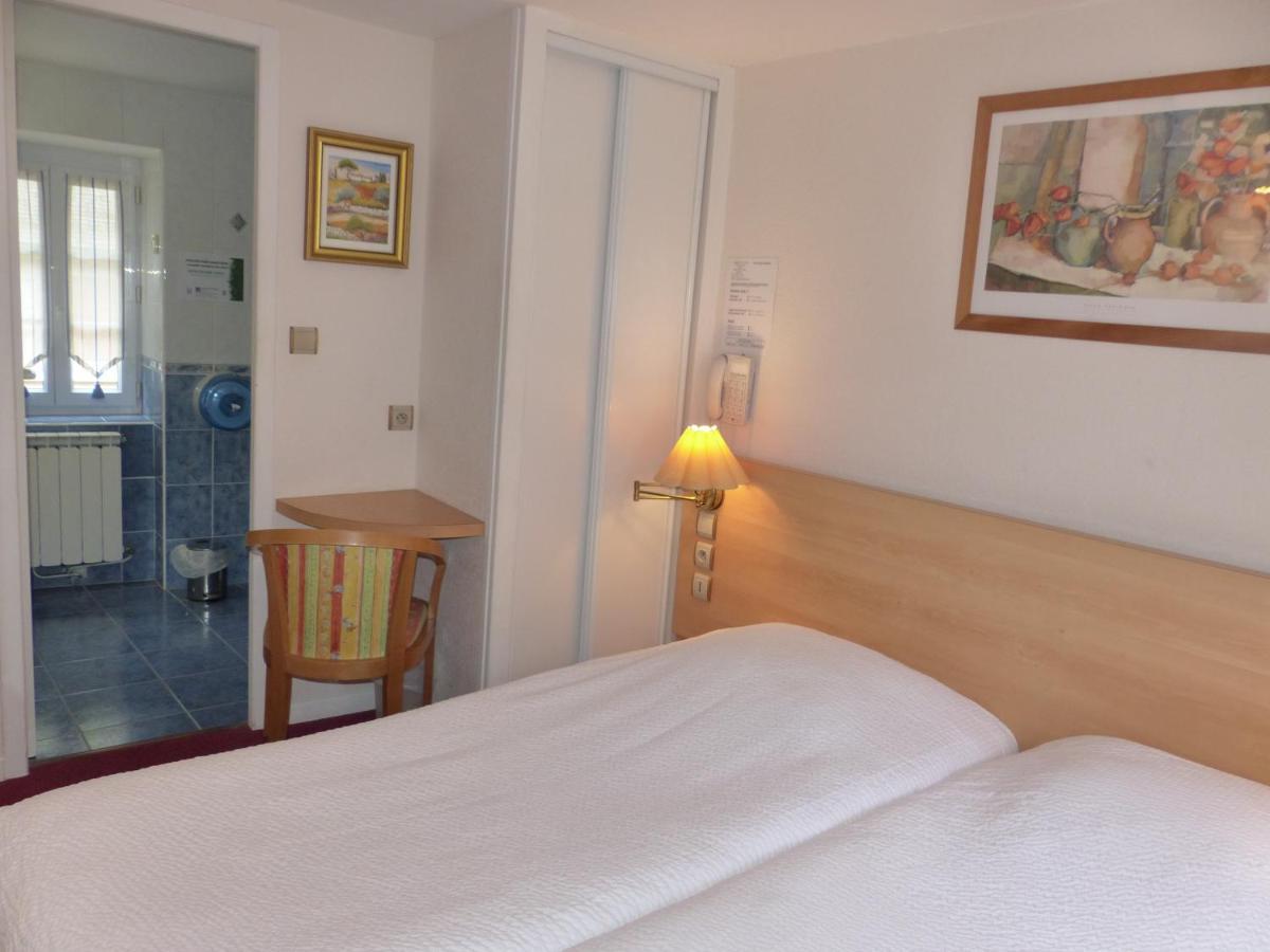 Hotel Logis Auberge De L'Isard Сен-Лари Екстериор снимка