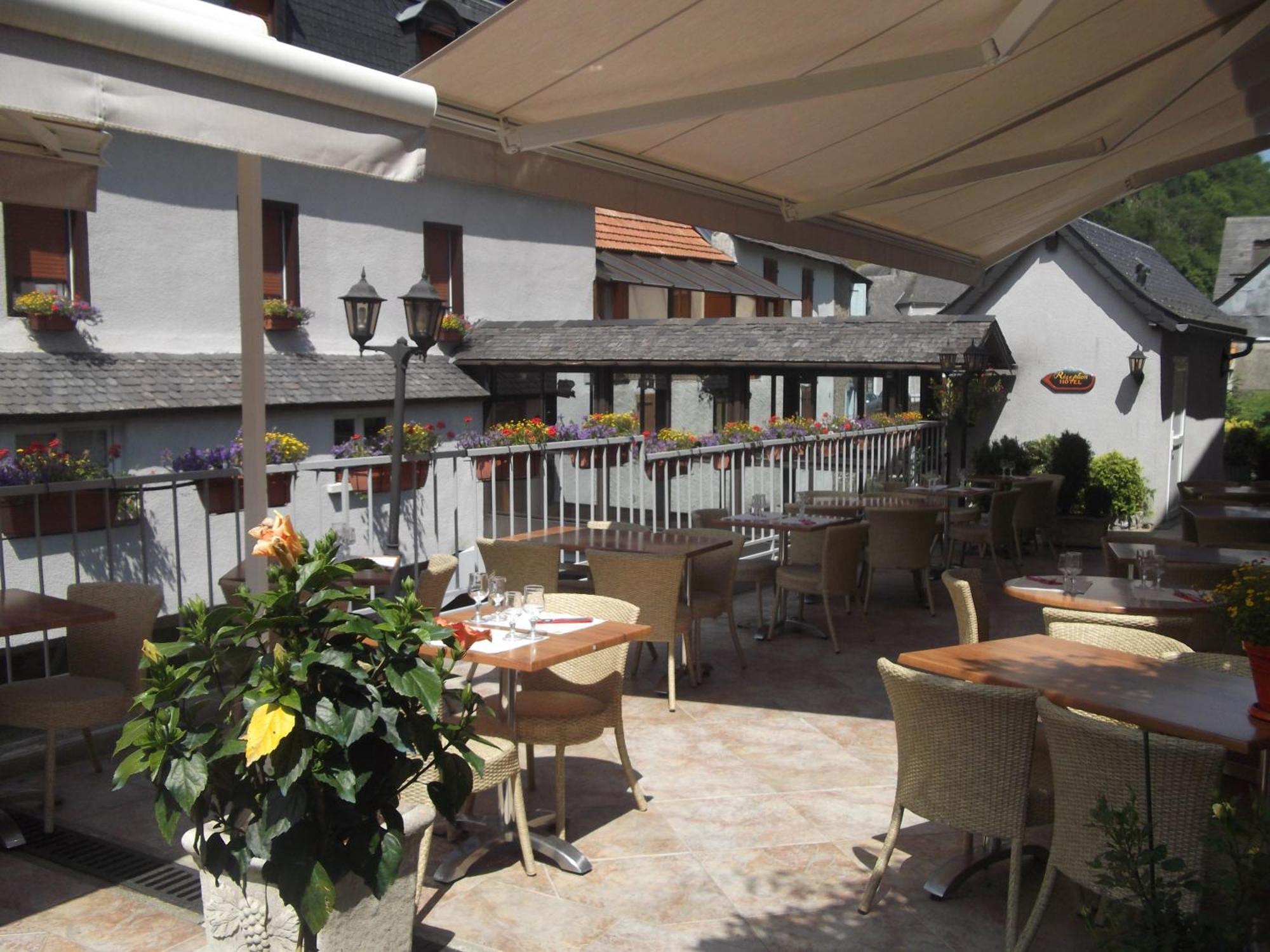 Hotel Logis Auberge De L'Isard Сен-Лари Екстериор снимка