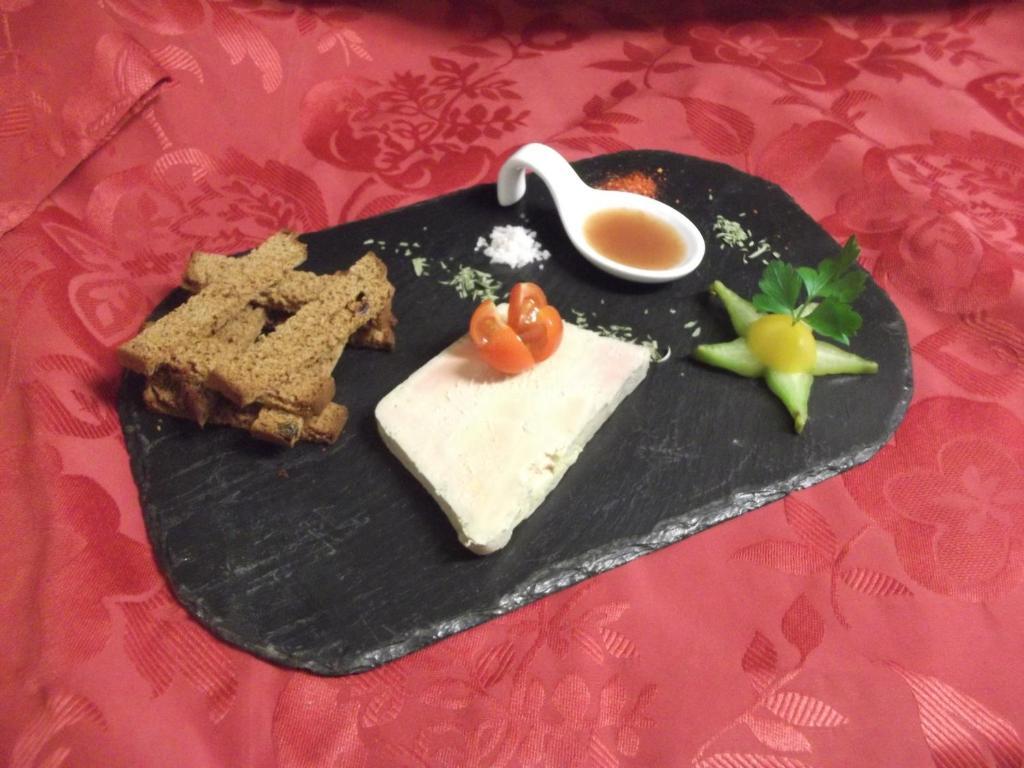 Hotel Logis Auberge De L'Isard Сен-Лари Екстериор снимка